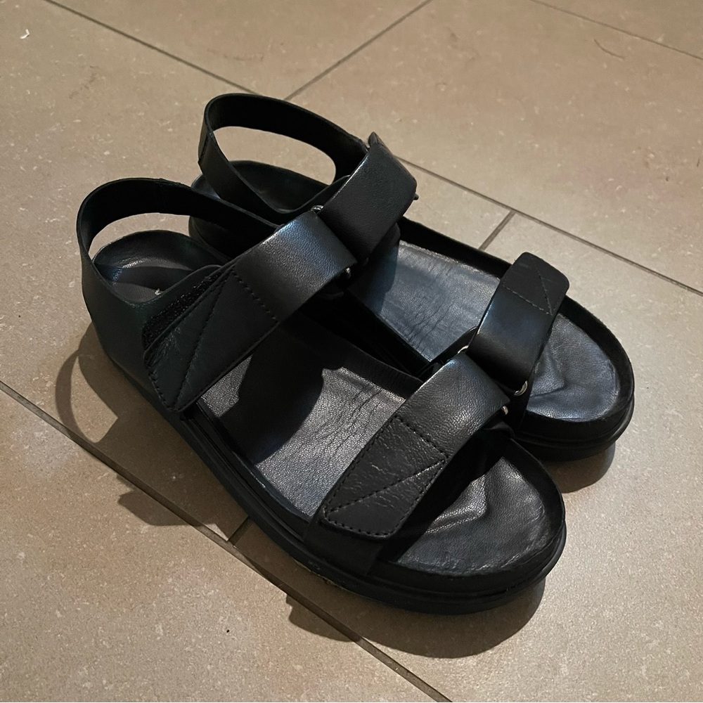 Vagabond Black Leather Minimal Flat Sandals
